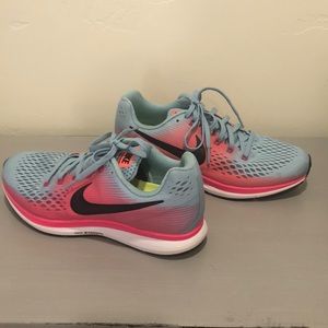 Womens Nike’s. Like new condition! Size 9
